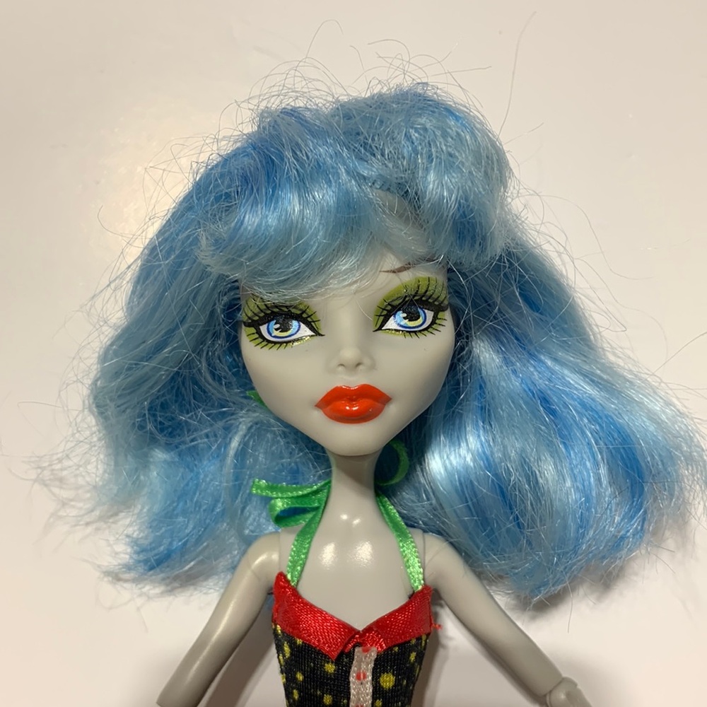 Skull Shores Ghoulia Yelps no jewelry